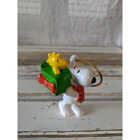 United feature Snoopy Woodstock present green orna - Picture 1 of 6